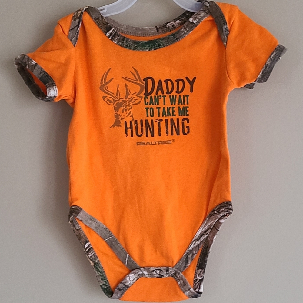 Realtree "Daddy can't wait to take me hunting" orange onesie/bodysuit